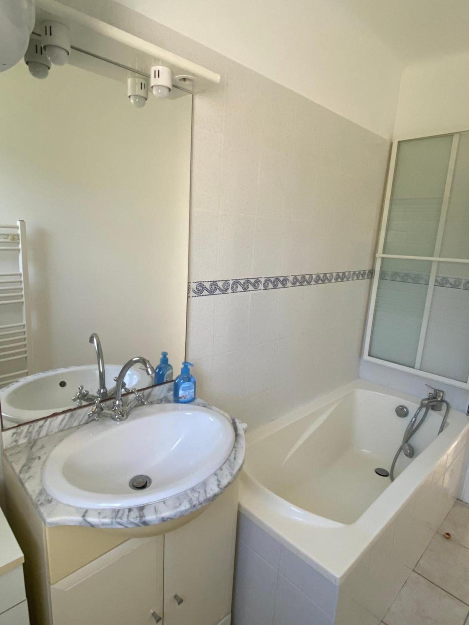 Chez Madou, T1 En Bas De Villa Et Rez De Jardin A 900M De La Mer Et Des Commerces Fréjus Esterno foto